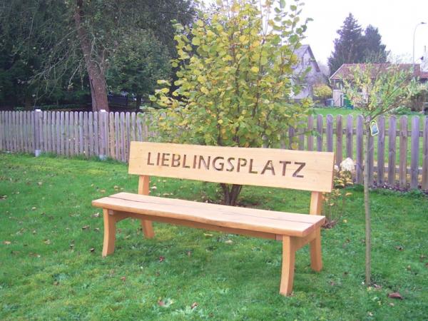 Holzbank mit Aufschrift 