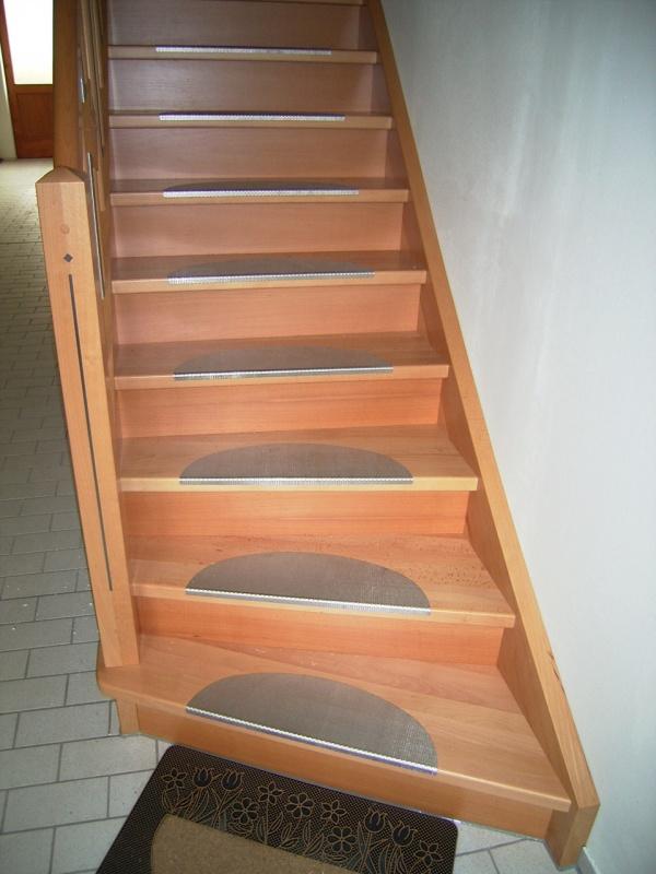 Buche Treppe mit Edelstahl-Trittschutzblechen